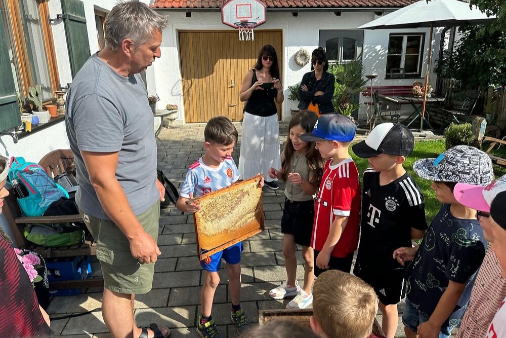 27.08.2024 Grund­schul­klassen aus Peißen­berg besuchen WEILHEIM-SCHONGAUER LAND Bio-Imker